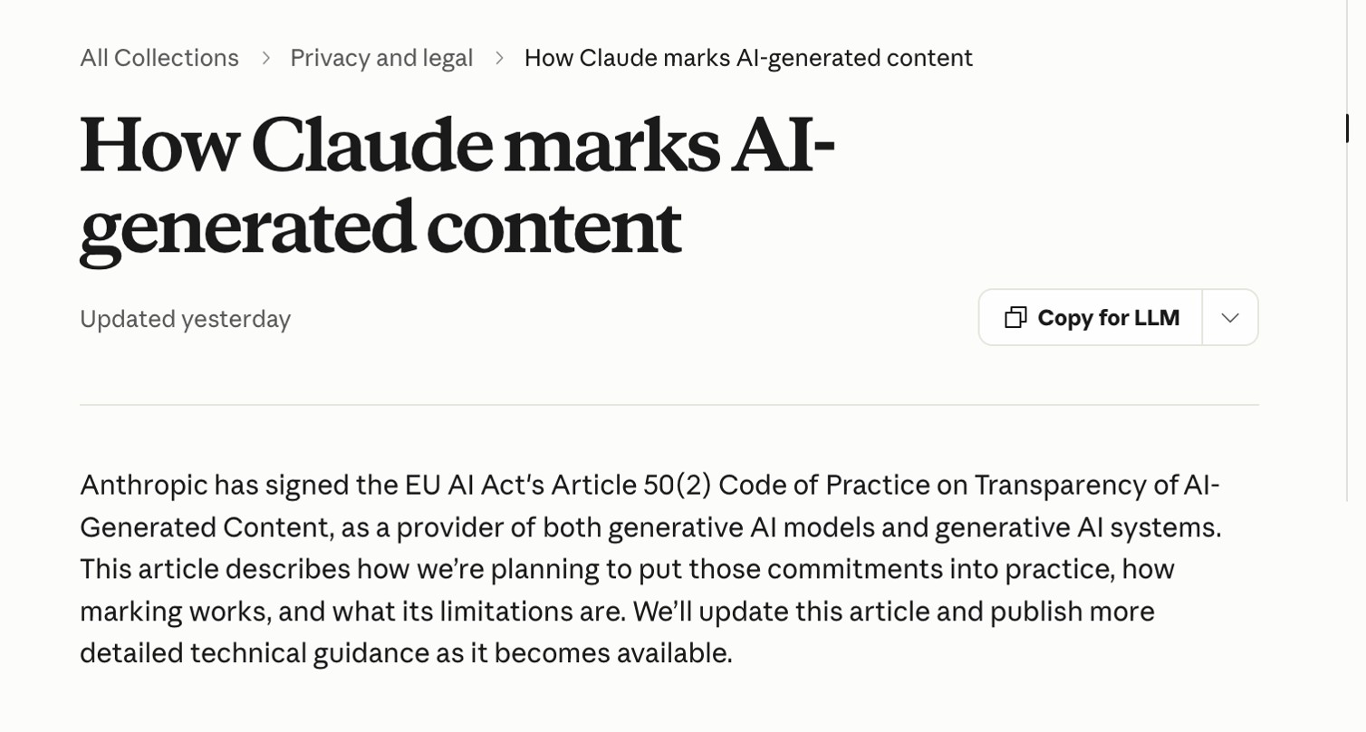 Anthropic公式サポートページ「How Claude marks AI-generated content」の冒頭。EU AI Act第50条(2)の行動規範に署名したことと、透かしの仕組みと限界を説明する記事だと書かれている